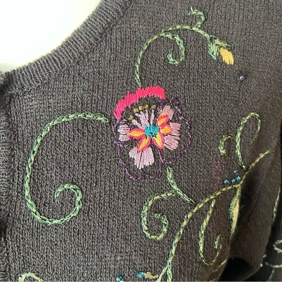 Stunning Floral Embroidered Black Sweater - Size Medium - Picture 2 of 7